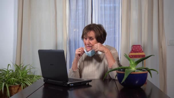 Mulher Idade Anos Com Máscara Apartamento Trabalhando Telefone Com Computador — Vídeo de Stock