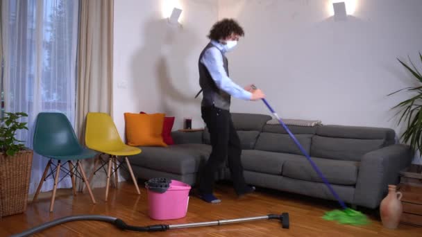Der Kaukasische Geschäftsmann Putzt Das Haus Während Mit Einem Wischmopp — Stockvideo