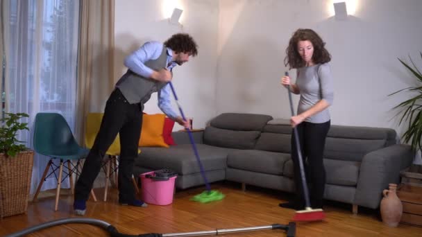 Feliz Baile Canto Pareja Limpieza Apartamento Estilo Vida Trabajo Inteligente — Vídeos de Stock