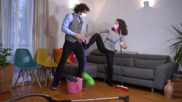 Fröhliches Tanzendes Und Singendes Paar Putzt Wohnung Lebensstil Und Intelligentes — Stockvideo