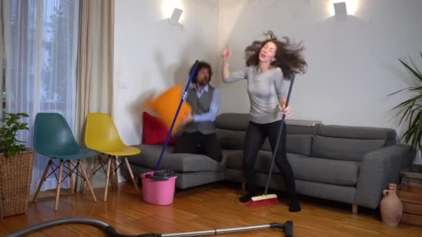 Happy Dançando Cantando Apartamento Limpeza Casal Estilo Vida Trabalho Inteligente — Vídeo de Stock