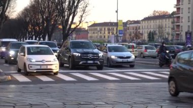 Avrupa, İtalya, Milano Ocak 2021 - siyah zemin üzerinde beyaz yaya geçidi - yaya geçitlerinin cadde ve trafik arabaları kirliliği