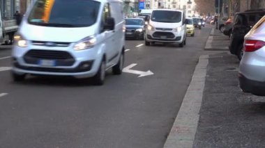 İtalya, Milan Ocak 2021 - Viale Papiniano 'da ringa kemiği şeklinde park edilmiş bir otopark - Covid-19 Coronavirus tecrit sırasında hava kirliliği ve trafik arabaları
