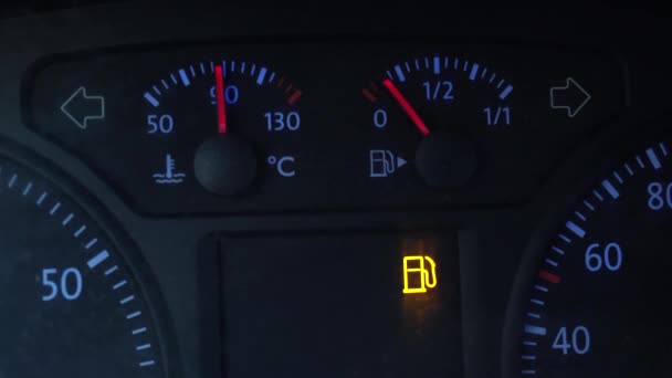 ガソリンの予備警告灯のついた車の走行距離計 — ストック動画