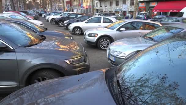 Italië Milaan Januari 2021 Parkeerplaats Vol Met Auto Geparkeerd Een — Stockvideo