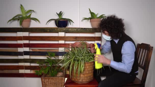 Jardinage Homme Affaires Dans Appartement Pendant Covid Coronavirus Verrouillage Maison — Video