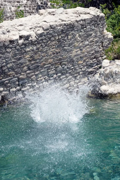 海の水の中でジャンプ 岩から飛び降りた子供のエントリの後に水のスプラッシュ — ストック写真