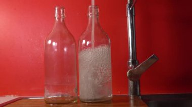 Bardaktaki bir şişe suyu kapat.