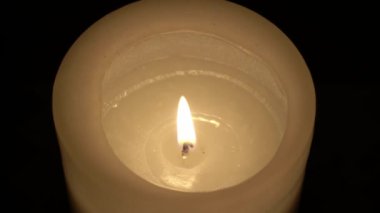 Siyah arkaplanda mum ışığı