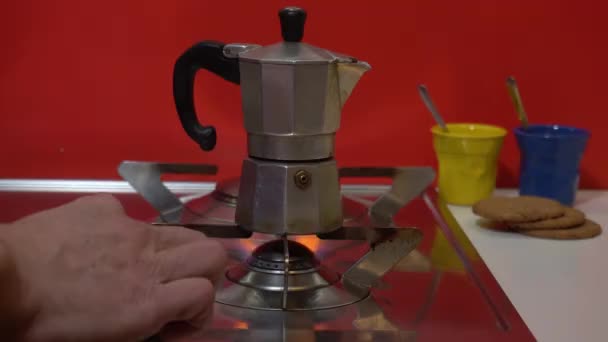Mann Kocht Kaffee Auf Dem Herd — Stockvideo