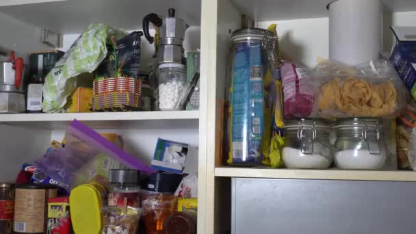 Unordnung Haus Küchenschrank Voller Unordentlicher Gegenstände Und Lebensmittel Junge Leute — Stockvideo