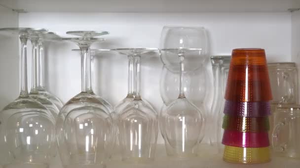 厨房抽屉里放透明彩色玻璃杯的架子 房间的秩序和清洁 — 图库视频影像