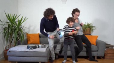 Salgın sırasında evde oğluyla oynayan genç bir aile.