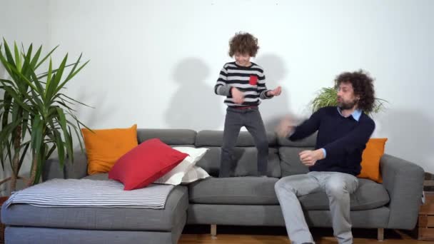 Mutlu Komik Çılgın Aile Apartmanda Baba Oğul Müzik Aletleri Olmadan — Stok video