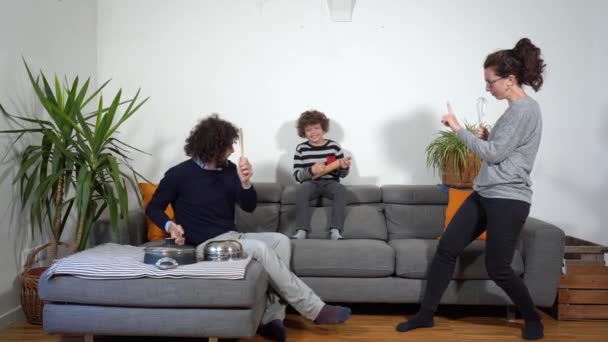 Junge Familie Spielt Bei Pandemie Hause Mit Sohn — Stockvideo