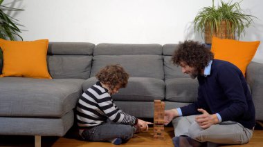 Baba ve oğul karantina sırasında beş yıl evde kalmışlar. 19 Coronavirus salgını yüzünden. Apartman dairesinde hâlâ hayat devam ediyor.