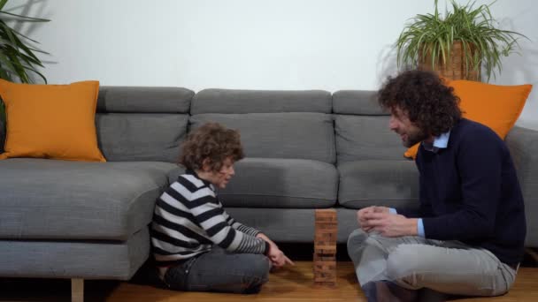 Genç Adam Oğlu Evde Jenga Oynuyorlar — Stok video