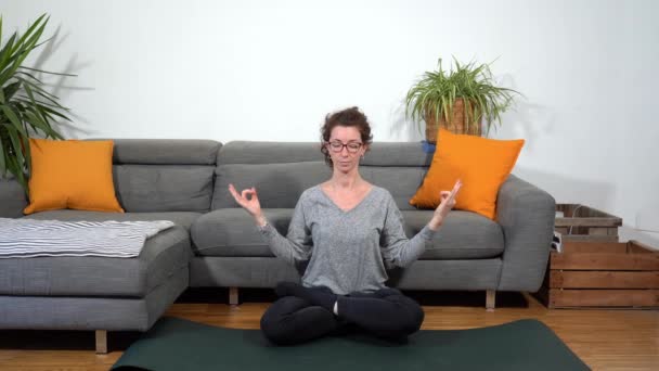 Lady Girl Anni Yoga Meditazione Palestra Durante Covid Coronavirus Blocco — Video Stock