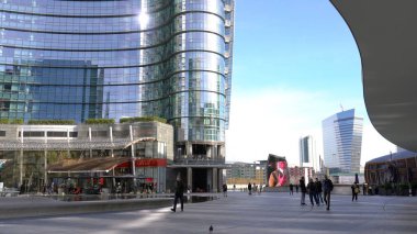 Avrupa, İtalya, Milano Ocak 2021, Covid-19 Coronavirus karantinası sırasında Gae Aulenti meydanı şehir merkezinde.