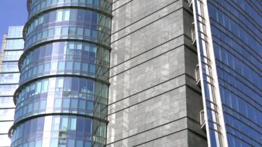 ITALY, MILAN Nisan 2020 - n-cov19 Coronavirus salgını sırasında şehir merkezinde hayat - Modern bir çöl gökdeleninin camlarında İtalya bayrağı