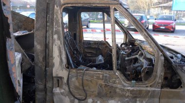 Bir yangından sonra kamyonet sokakta yandı. Arabanın içi yangında kül oldu.