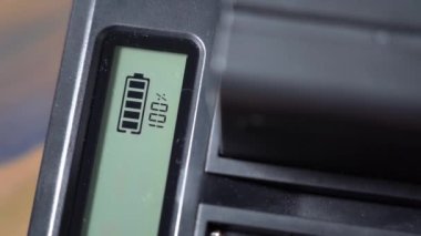 Teknoloji Bataryası% 100 şarj aleti ve elektrik devrede.