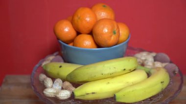 Masadaki sepetteki taze meyveler.