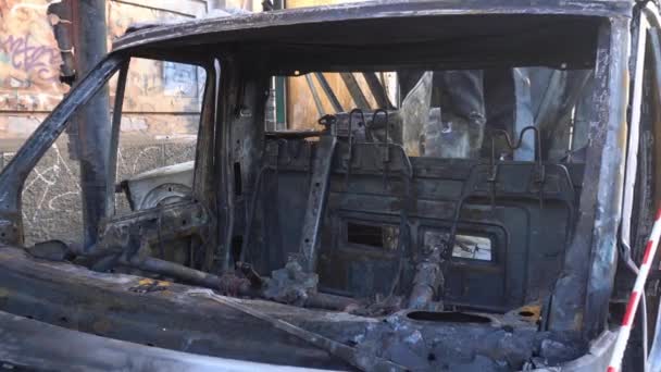 Bir Yangından Sonra Kamyonet Sokakta Yandı Arabanın Içi Yangında Kül — Stok video