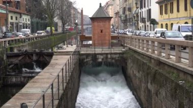 Avrupa, İtalya, Milan Şubat 2021 - Leonardo Da Vinci, Covid-19 Coronavirus tecridi sırasında Navigli Kanalları 'ndaki su barajı inşaatını kapattı - şehir merkezinde turist sayısı azaldı