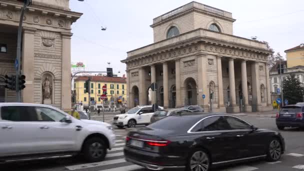 Ευρώπη Ιταλία Μιλάνο Φεβρουάριος 2021 Κυκλοφοριακό Αυτοκίνητο Στην Porta Venezia — Αρχείο Βίντεο