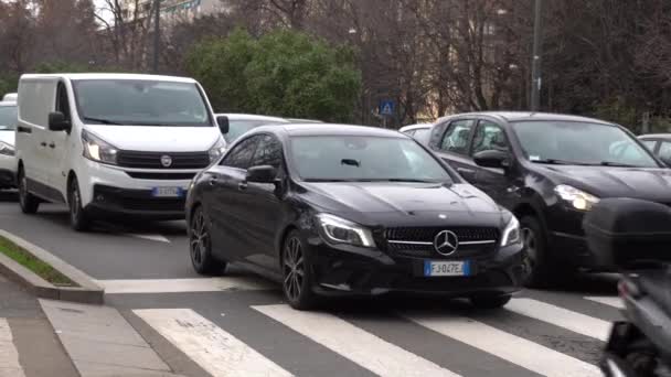 Europa Italia Milán Febrero 2021 Coche Tráfico Porta Venezia Después — Vídeo de stock