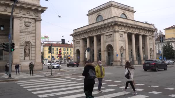 Evropa Itálie Milán Únor 2021 Lidé Kráčející Bílých Pěších Pruzích — Stock video