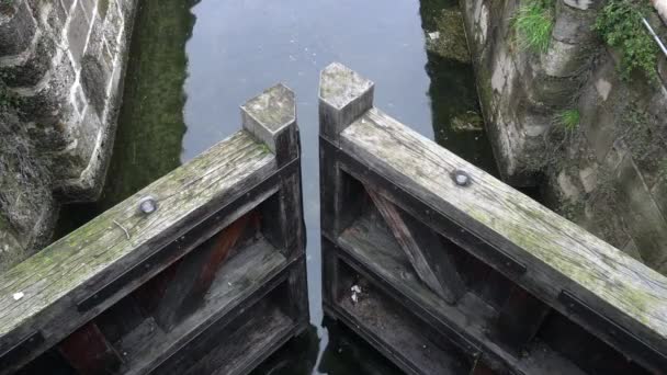 ヨーロッパ イタリア ミラノ2021年2月 レオナルド ヴィンチがCovid 19コロナウイルスのロックダウン中にナヴィリ運河でダム建設を閉鎖 観光客のダウンタウンの空 — ストック動画