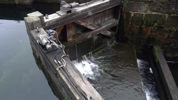 ヨーロッパ イタリア ミラノ2021年2月 レオナルド ヴィンチがCovid 19コロナウイルスのロックダウン中にナヴィリ運河でダム建設を閉鎖 観光客のダウンタウンの空 — ストック動画