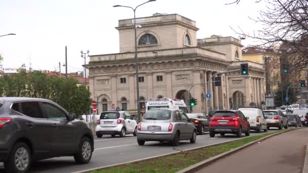 Europa Italia Milán Febrero 2021 Coche Tráfico Porta Venezia Después — Vídeo de stock