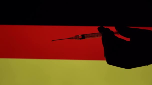 ヨーロッパ イタリア ミラノ2021年2月Covid 19コロナウイルスワクチンと注射器と旗 — ストック動画