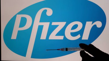 Avrupa, İtalya, Milan Şubat 2021 Covid-19 Coronavirus aşısı ve ana dünya üreticileri, ilaç araştırma şirketleri Pfizer, Johnson ve AstraZeneca 'nın logoları içeren şırınga