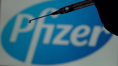 Avrupa, İtalya, Milan Şubat 2021 Covid-19 Coronavirus aşısı ve ana dünya üreticileri, ilaç araştırma şirketleri Pfizer, Johnson ve AstraZeneca 'nın logoları içeren şırınga