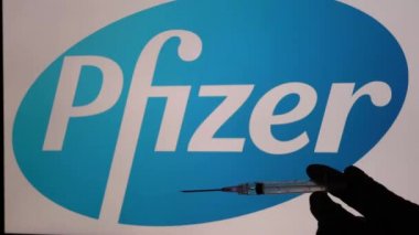 Avrupa, İtalya, Milan Şubat 2021 Covid-19 Coronavirus aşısı ve ana dünya üreticileri, ilaç araştırma şirketleri Pfizer, Johnson ve AstraZeneca 'nın logoları içeren şırınga