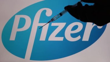 Avrupa, İtalya, Milan Şubat 2021 Covid-19 Coronavirus aşısı ve ana dünya üreticileri, ilaç araştırma şirketleri Pfizer, Johnson ve AstraZeneca 'nın logoları içeren şırınga