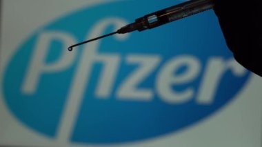 Avrupa, İtalya, Milan Şubat 2021 Covid-19 Coronavirus aşısı ve ana dünya üreticileri, ilaç araştırma şirketleri Pfizer, Johnson ve AstraZeneca 'nın logoları içeren şırınga