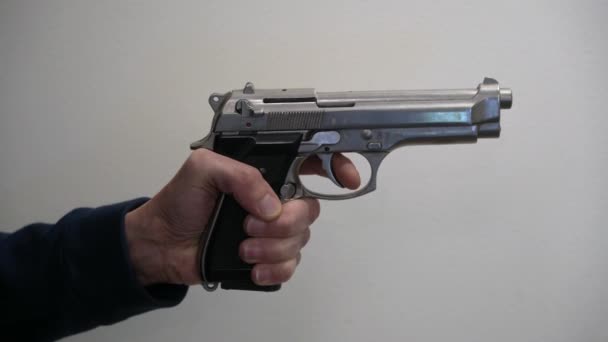 Imagens Mão Masculina Segurando Pistola Dedo Gatilho — Vídeo de Stock