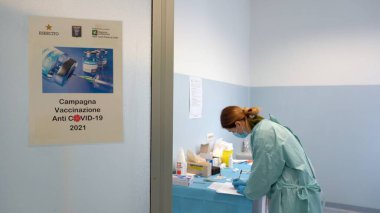 Avrupa, İtalya, Milan 02-18-2021 - Via Saint Bon 'daki askeri hastanede Covid-19 Coronavirus aşısının başlatılması - Ordu ve askeri doz 80 yaşın üzerinde hastalara uygulanması 
