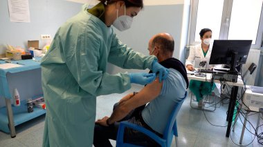 Avrupa, İtalya, Milan 02-18-2021 - Via Saint Bon 'daki askeri hastanede Covid-19 Coronavirus aşısının başlatılması - Ordu ve askeri doz 80 yaşın üzerinde hastalara uygulanması 