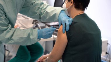 Avrupa, İtalya, Milan 02-18-2021 - Via Saint Bon 'daki askeri hastanede Covid-19 Coronavirus aşısının başlatılması - Ordu ve askeri doz 80 yaşın üzerinde hastalara uygulanması 
