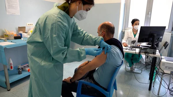Avrupa, İtalya, Milan 02-18-2021 - Via Saint Bon 'daki askeri hastanede Covid-19 Coronavirus aşısının başlatılması - Ordu ve askeri doz 80 yaşın üzerinde hastalara uygulanması 