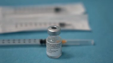 Avrupa, İtalya, Milan Şubat 2021 - Via Saint Bon 'daki askeri hastanede Covid-19 Coronavirus aşısının başlatılması - Ordu ve askeri doz 80 yaşındakilere verildi