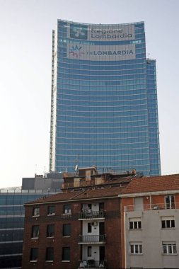 Milan, İtalya, Ekim 2020: modern ve eski mimari. Lombardiya bölgesi hükümeti. Salgın korona virüsünün karantina süresi 19. Kilitlenme ve gökdelenler 