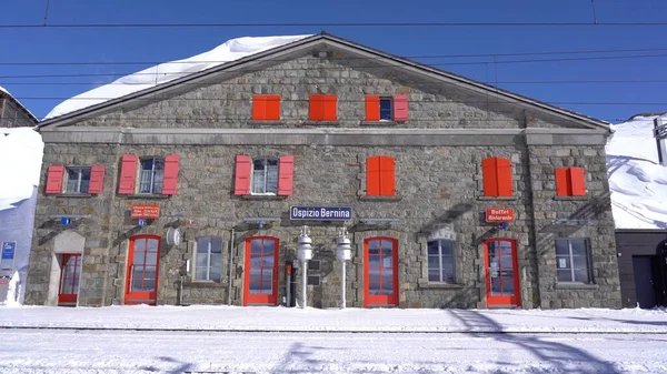 İsviçre Alpleri, Saint Moritz Şubat 2021 - Bernina Ekspresi, Saint Moritz istasyonundaki Bernina geçidi - Unesco dünya mirası - güneşli bir günde mavi gökyüzü ile Rhaetian demiryolu