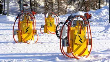 Trenler için elektrik şarj istasyonu - Bernina Ekspres kırmızı tren - karlı Saint Moritz